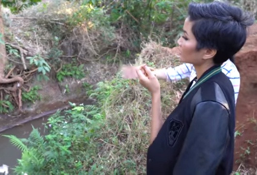 Trong năm mới 2019, một trong những nguyện vọng của Hoa hậu H'hen Niê là mang nước sạch về cho buôn làng của mình. Hiện tại nguồn nước sinh hoạt hàng ngày mà bà con sử dụng đang bị ô nhiễm và vượt ngưỡng an toàn cho phép. Ảnh cắt clip nhân vật.