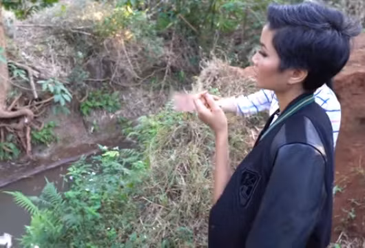 Trong năm mới 2019, một trong những nguyện vọng của Hoa hậu H'hen Niê là mang nước sạch về cho buôn làng của mình. Hiện tại nguồn nước sinh hoạt hàng ngày mà bà con sử dụng đang bị ô nhiễm và vượt ngưỡng an toàn cho phép. Ảnh cắt clip nhân vật.