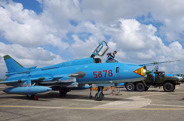 Theo tài liệu chính thức của Sukhoi JSC, máy bay tiêm kích-bom Su-22M4 và Su-22M3/UM3K có niên hạn sử dụng theo số giờ bay là 2.000 giờ, theo số năm là 20 năm. Được chuyển tới Việt Nam trong giai đoạn 1970-1980, tới nay đa số các máy bay tiêm kích – bom Su-22 gồm nhiều phiên bản phục vụ trong KQND Việt Nam đều đã gần hết niên hạn sử dụng. Một số máy bay Su-22M và UM đã phải cho nghỉ hưu, số còn lại đa phần là các phiên bản hiện đại hơn Su-22UM3K và Su-22M4. Nguồn ảnh: Báo Phòng không-Không quân