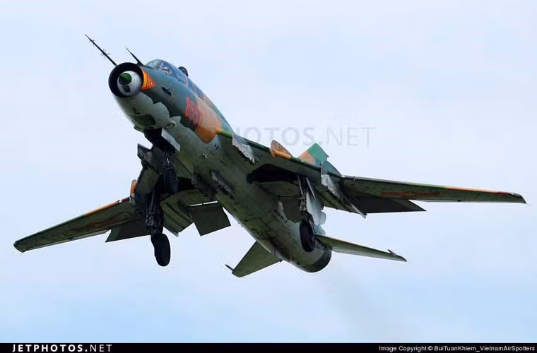 . Su-22 là định danh phiên bản xuất khẩu của dòng máy bay tiêm kích - bom Su-17 phục vụ trong Không quân Liên Xô. Hiện nay, ở Đông Nam Á, Việt Nam là quốc gia duy nhất sở hữu Su-22, và cũng là quốc gia duy nhất trang bị máy bay với kiểu cánh cụp cánh xòe. Việc thiết kế cánh này giúp cho máy bay bay tầm thấp với tốc độ cao hoặc đạt tốc độ cao vượt âm thanh ở trần bay lớn. Khi cánh xòe hết cỡ thì lực nâng của cánh tăng lên cho phép máy bay có thể cất hạ cánh đường băng ngắn. Nguồn ảnh: Airlines.net