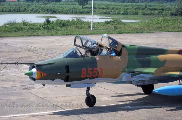 Ngoài vai trò huấn luyện phi công, Su-22UM3K hoàn toàn có khả năng làm tốt vai trò chiến đấu với khí tài điện tử tương đương dòng Su-17/22M3 cho phép triển khai vũ khí thông minh như tên lửa chống radar Kh-28, Kh-58; tên lửa không đối đất Kh-25, Kh-29L và các loại bom thông thường. Nguồn ảnh:VN Airspotter
