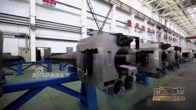 Hệ thống điều khiển hỏa lực có thể sẽ tích hợp máy tính đường đạn, hệ thống ngắm ảnh nhiệt thế hệ 3, laser đo xa... Và đặc biệt, theo mạng AAG, VT-4 sẽ thích hợp cả "Hệ thống quản lý chiến trường" có tính năng tương đương hệ thống tác chiến trên siêu tăng M1A2, Leopard 2A7, Leclerc và T-90MS. Nếu đó là sự thật thì về mặt tác chiến VT-4 có vẻ như vượt trội cả dòng xe tăng T-90S mà Việt Nam đang mua. Nguồn ảnh: Sina