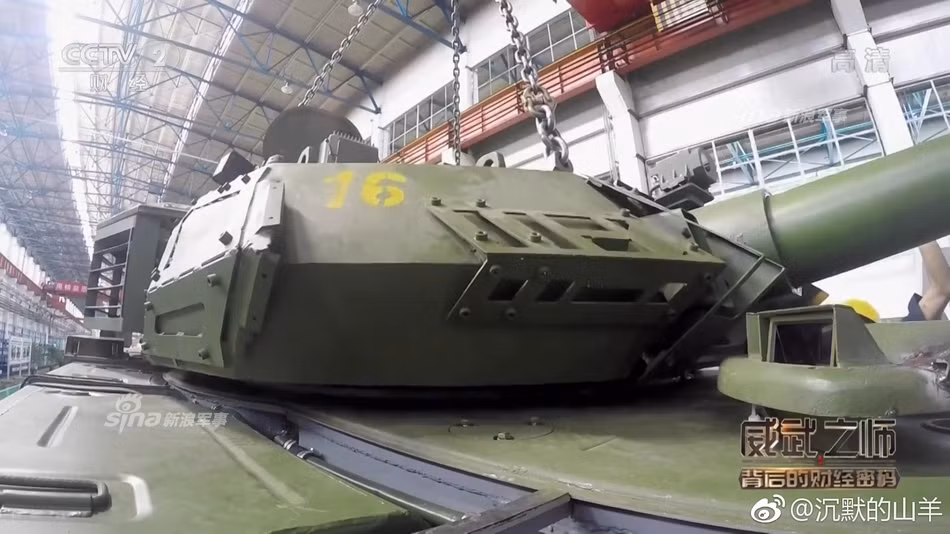 Việc Thái Lan mua các xe tăng VT-4 được cho là do sự đổ vỡ thương vụ mua 49 chiếc T-84 Oplot-T từ Ukraine. Nguyên nhân chủ yếu tới từ Ukraine – do các biến động chính trị nước này ảnh hưởng sâu rộng tới toàn ngành công nghiệp quốc phòng, khiến cho việc bàn giao xe tăng T-84 chậm tiến độ nhiều năm nay. Nguồn ảnh: Sina