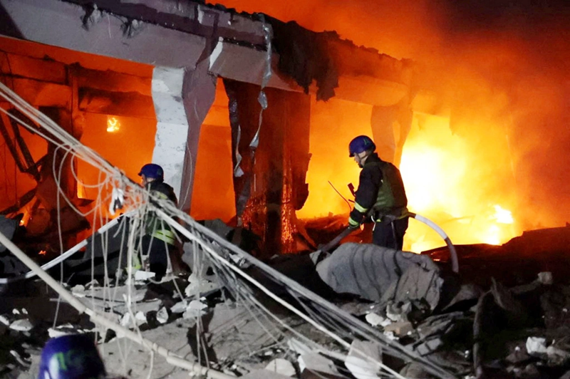 Moscow đã trải qua một “đêm rực lửa”, mạng xã hội tràn ngập hình ảnh và video về vụ tấn công bằng máy bay không người lái của Ukraine vào thành phố. Tính đến thời điểm này, ít nhất một tòa nhà chung cư nhiều tầng ở khu vực Ramenskoye đã bị trúng đạn, nhưng chưa rõ đó là kết quả của máy bay không người lái cảm tử Ukraine hay tên lửa phòng không của Nga. Ảnh: Reuters.