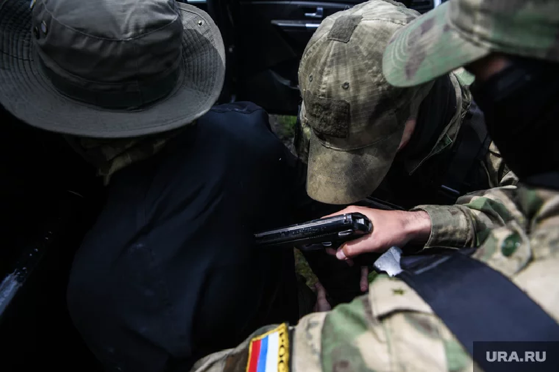 Trước đó, theo trang Topwar, lực lượng an ninh Nga đã bắt giữ một nghi phạm là người chỉ điểm của Lực lượng Vũ trang Ukraine tại Moscow. Người này đã chụp ảnh các tòa nhà hành chính và văn phòng đăng ký quân sự, tuyển quân ở cả trong thành phố và khu vực Moscow. Kênh Telegram Mash đã đưa tin về sự việc này. Ảnh: Ura.ru.
