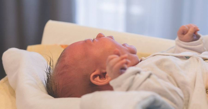 Me hai con trai chet tham chi vi su me tin nay