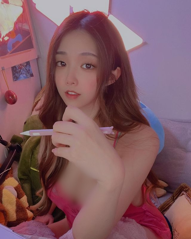 Song, đa số mọi người sẽ bắt gặp hot girl gợi cảm Mia trong những trang phục trẻ trung, bắt mắt và táo bạo.