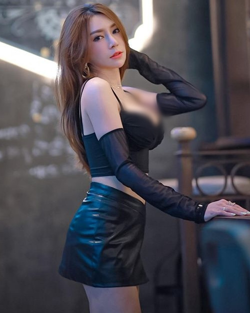 Ngay sau đó, hình ảnh Ampavee Watthammasiri diện cả cây đen, khoe ngực khủng, eo thon cũng gây xôn xao.