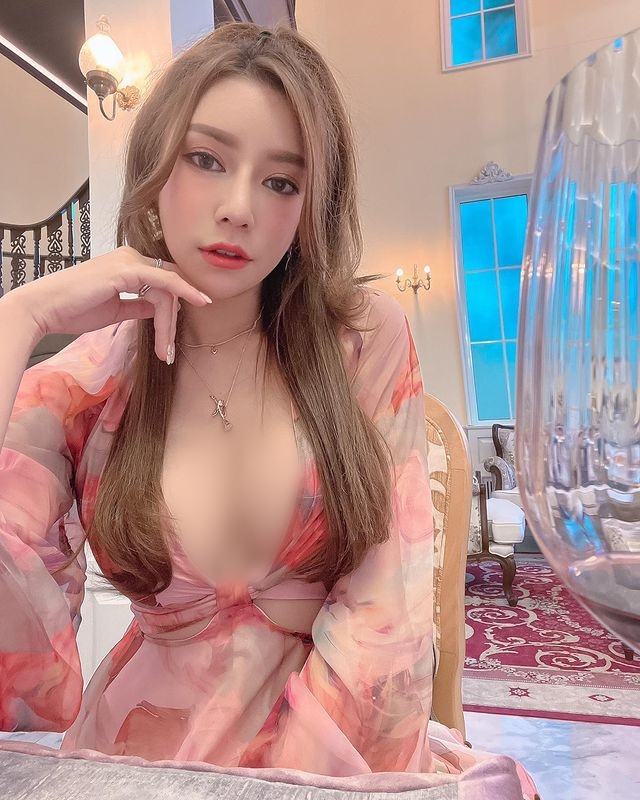 Tuy nhiên, nhan sắc của Ampavee Watthammasiri được chính cô nàng thừa nhận là do phẫu thuật thẩm mỹ.