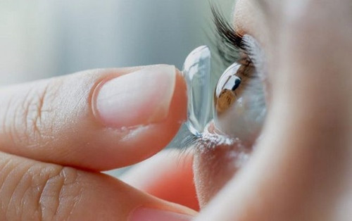 Nam tren ghe chup anh tu suong, co gai suyt mu vi dieu nay