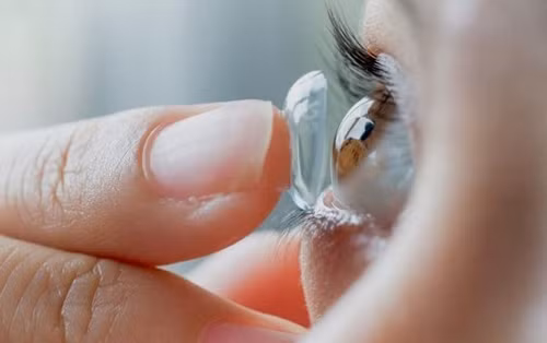 Nam tren ghe chup anh tu suong, co gai suyt mu vi dieu nay