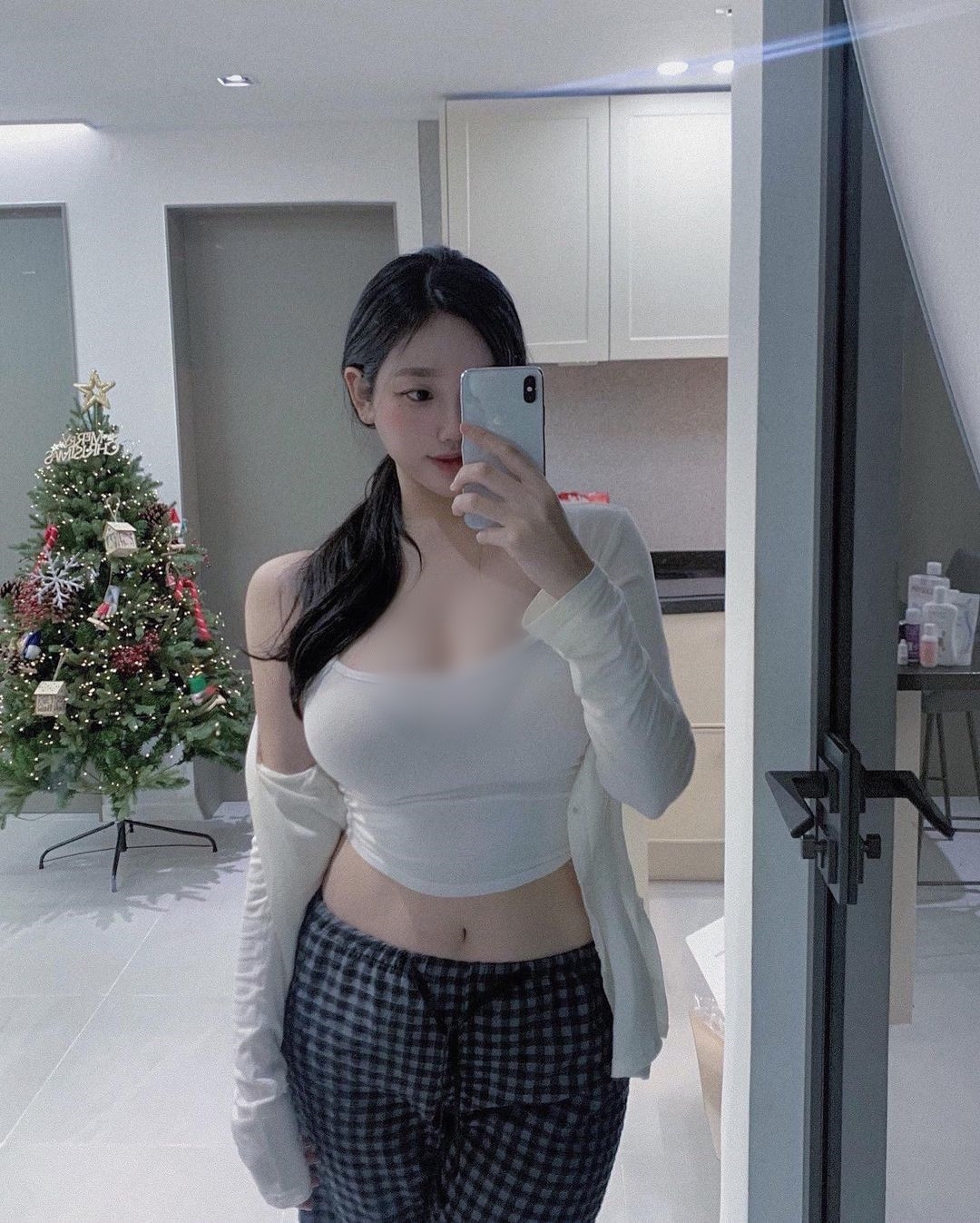 Những bức ảnh của hot girl người Hàn Quốc nhận được cơn mưa lời khen của cư dân mạng, tuy nhiên cô nàng cũng phải nhận không ít lời chỉ trích.