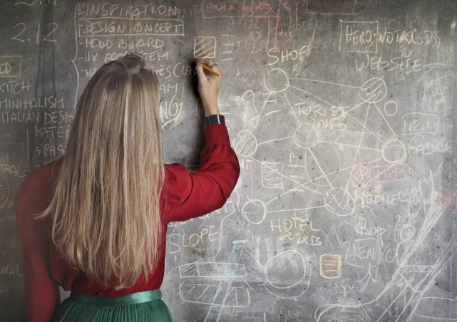 Mac ao dat tien, co giao bi phu huynh to cao va cai ket