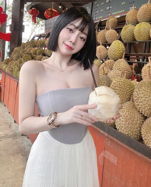 Ngoài là một hot girl, Lâm Khả Vũ còn là nữ doanh nhân thành đạt, cô nàng đã thành lập một thương hiệu công nghệ sinh học và kinh doanh thành công.