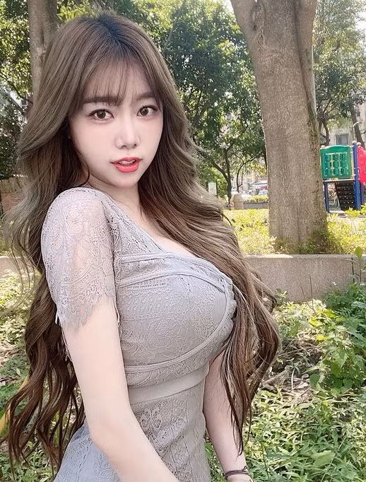 Tuy vậy, các fan hâm mộ vẫn luôn mong Lâm Khả Vũ giữ được phong độ nhan sắc hiện tại, gợi cảm mà không phản cảm, không cần phải bấp chấp hở bạo để lôi kéo sự bàn tán.