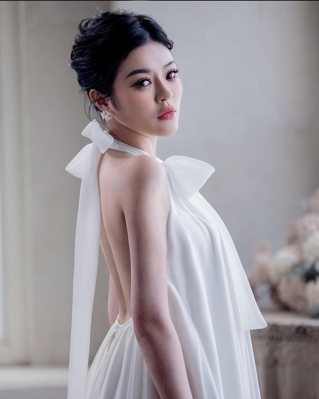 Các fan hâm mộ hi vọng, hot girl Điệp Điệp Nhi sẽ đi đúng hướng, ngày càng được chú ý và nổi tiếng hơn.