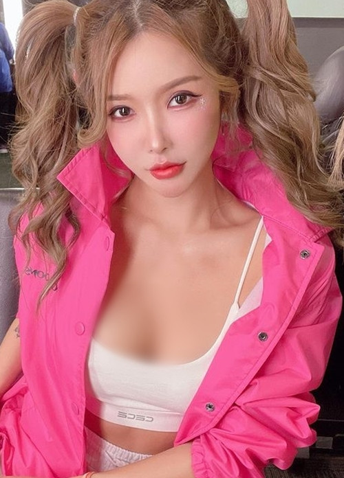 Vốn gây ấn tượng mạnh với những bộ trang phục hở hang, thiếu vải, mới đây, Nhan Nhan tiếp tục nhận được sự chú ý khi cởi mở chia sẻ về chuyện tình cảm của mình.