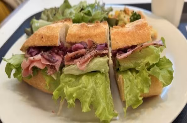 An banh mi voi thu nay thuong xuyen, nguoi dan ong viem da day