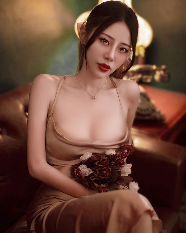 Theo tìm hiểu, Tiểu Mân nổi lên nhờ gương mặt xinh đẹp tinh xảo và gu thời trang bốc lửa.