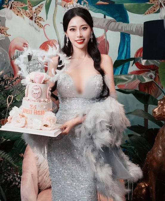 Dù nhiều người chỉ trích Tiểu Mân là lố bịch, phản cảm song cô nàng cũng được nhận định là một trong những hot girl ngực khủng có tỷ lệ cơ thể đẹp hoàn hảo.