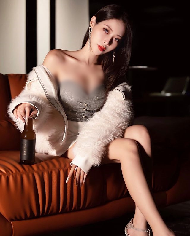 Xuất hiện tại bất cứ sự kiện nào, Tiểu Mân cũng gây thương nhớ bởi quá xinh đẹp, quyến rũ.