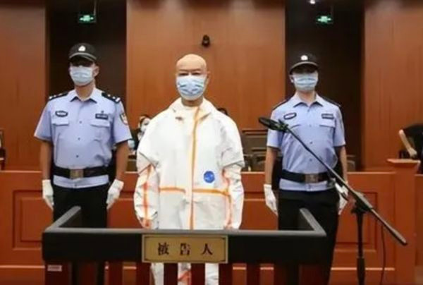 Treo thuong cho ai tim duoc vo, su that ron nguoi phia sau