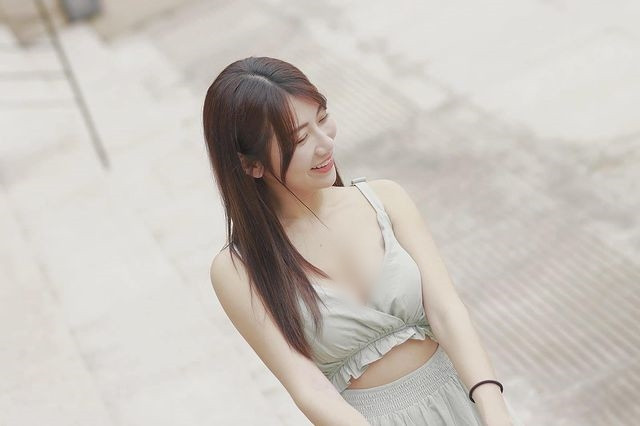 Gu thời trang đời thường của hot girl được đánh giá là gợi cảm mà không phản cảm.