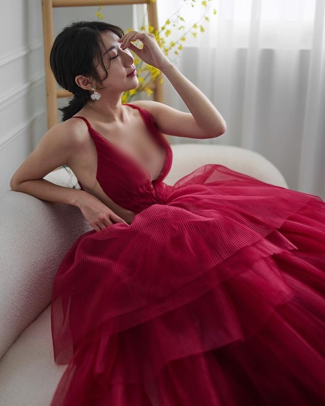 Cô nàng mang một vẻ đẹp vừa tươi trẻ lại vừa dịu dàng, quyến rũ, khiến nhiều người ngắm không muốn rời mắt.