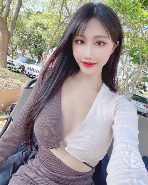 Ngay cả khi đã gia nhập con đường người mẫu, thi thoảng, hot girl gợi cảm Hạ Tiểu Duẫn vẫn xuất hiện bên quán bánh của mình, thu hút sự chú ý.
