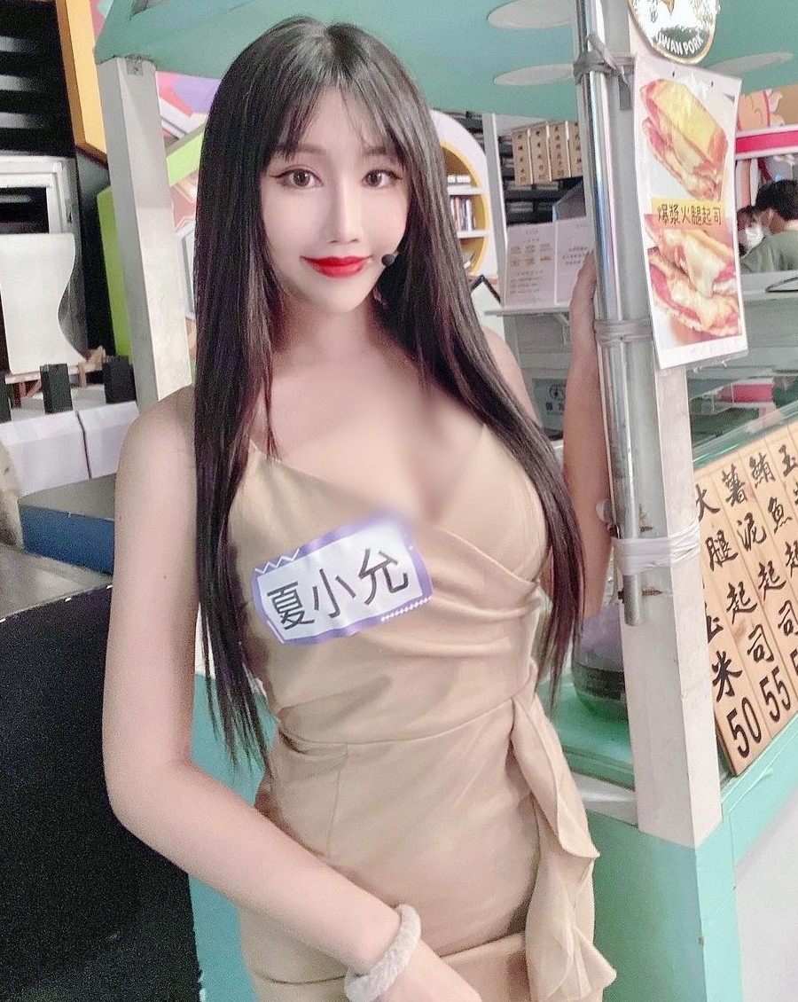 Gây ấn tượng mạnh với thân hình cực chuẩn, trang phục gợi cảm, Hạ Tiểu Duẫn cực bắt mắt khi xuất hiện ở chợ đêm bán hàng.