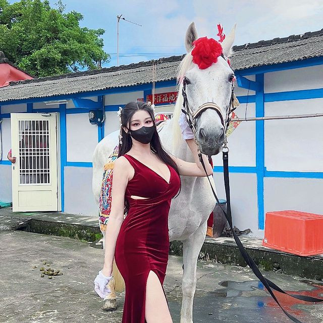 Thực tế, dù chỉ diện trang phục rất đơn giản hay khi lên đồ sang chảnh, hot girl Hạ Tiểu Duẫn cũng rất xinh đẹp và lôi cuốn.