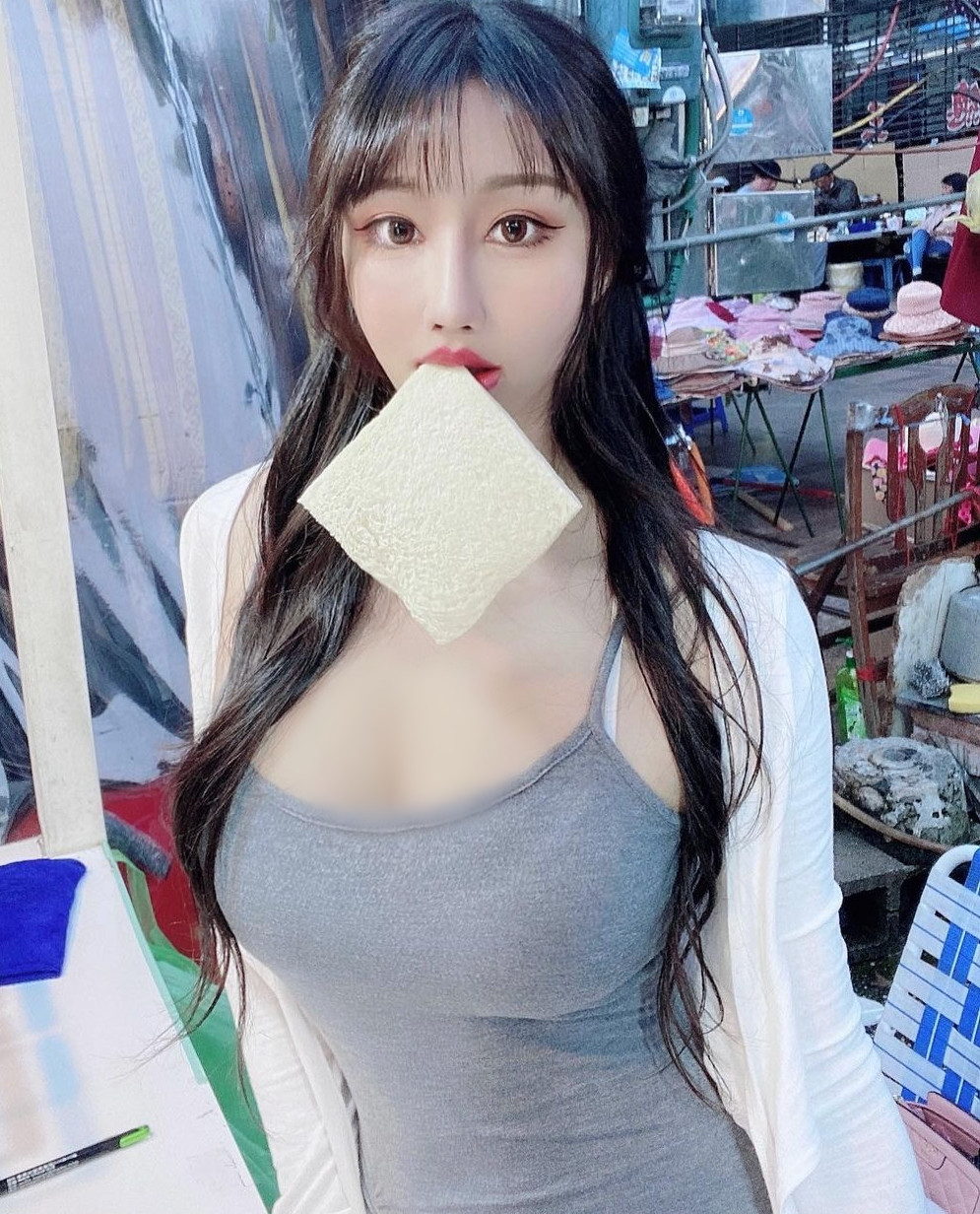 Hạ Tiểu Duẫn nổi lên với biệt danh hot girl bán bánh mì. Nhờ khuôn mặt xinh đẹp xuất sắc và thân hình nóng bỏng, rất nhanh Hạ Tiểu Duẫn đã nhận được sự chú ý. (Nguồn ảnh: IG)