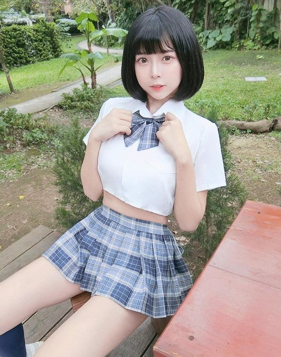 Theo họ, dù đồ tập nhấn mạnh đến công năng thoáng mát, thoải mái, dễ vận động nhưng nếu xuất hiện tại nơi công cộng, Triệu Vũ Kiều cũng cần phải kín đáo hơn.