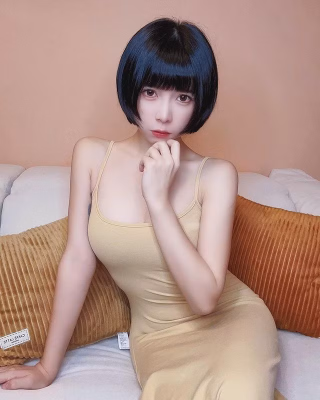 Sau khi gia nhập công ty người mẫu JKF, xác định theo hướng gợi cảm, gu thời trang của Triệu Vũ Kiều ngày càng táo bạo hơn.