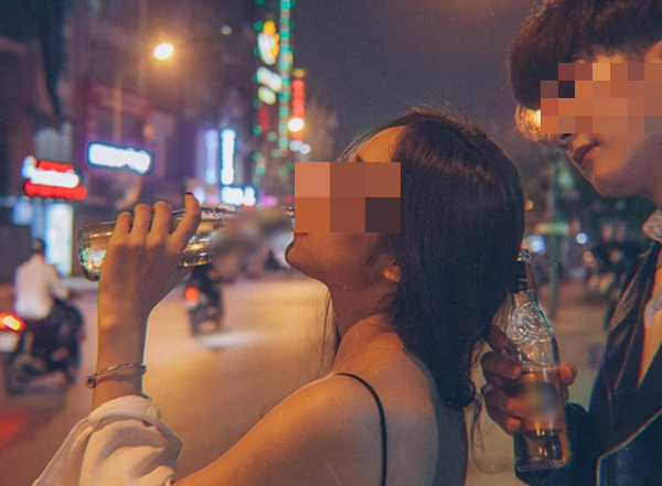 Uong ruou voi ban trai cu, co gai gap hoa