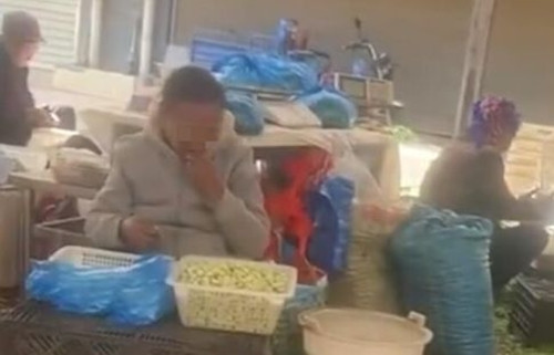 Di cho thay canh nay, co gai buon non so hai-Hinh-2