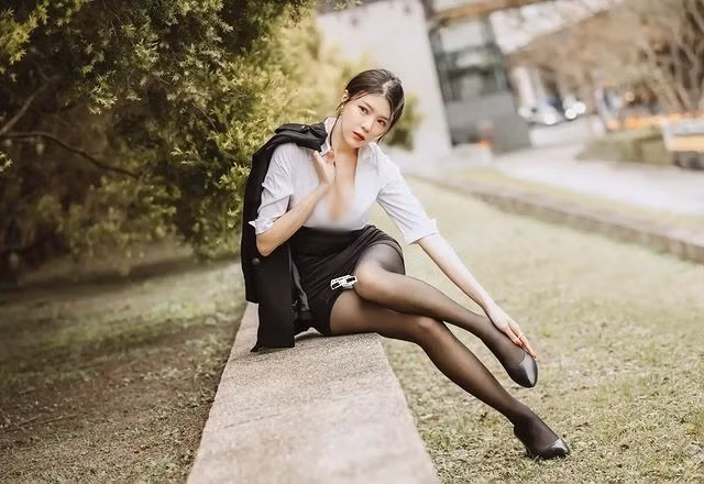 Cách đây không lâu, hình ảnh Hứa Vịnh Văn khoe dáng trong bộ đồ công sở đã nhận được sự quan tâm, chú ý của đông đảo cư dân mạng.