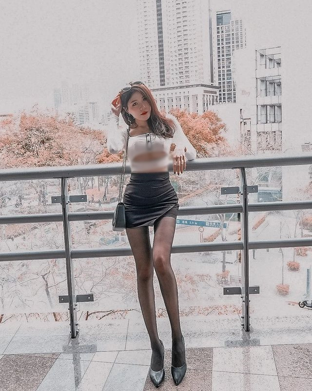 Rất nhiều lần, Hứa Vịnh Văn khoe dáng trong trang phục ngắn cũn, bó sát, khiến người hâm mộ thổn thức.