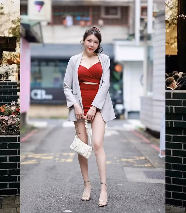 Với lợi thế là khuôn mặt xinh đẹp ấn tượng, làn da trắng sứ, thân hình gợi cảm, cân đối và đặc biệt là đôi chân ngọc thon và thẳng, Hứa Vịnh Văn thường xuyên diện đồ ngắn, hở, tôn lên đường cong cơ thể.