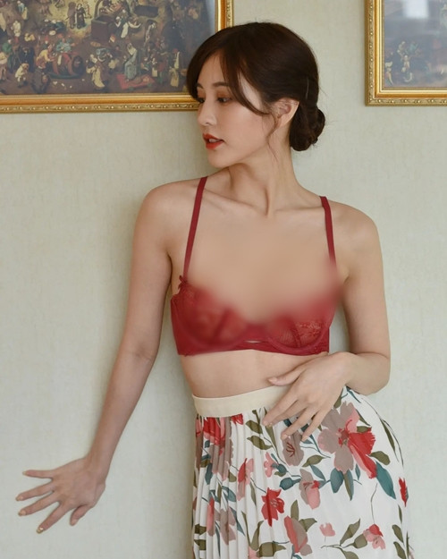 Bên cạnh công việc chính là họa sĩ, giáo viên, Tiết Xuyến còn lấn sân sang con đường người mẫu, MC.