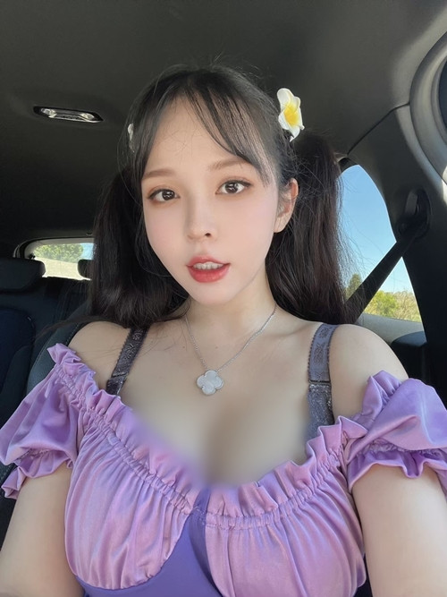 Đặc biệt, vòng một khủng cup H của Mandi Trần khiến nhiều cô gái trẻ phải mơ ước, ghen tị.