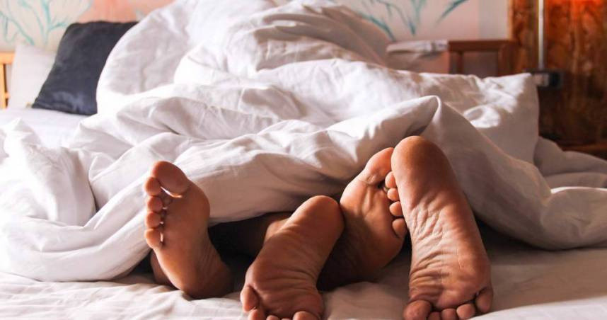 Ve nha thay chong ngu kieu la, lat chan len vo bat qua tang