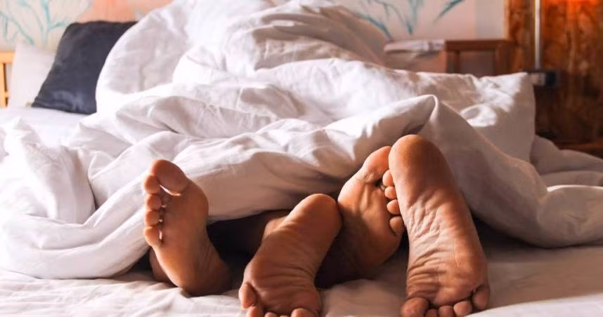 Về nhà thấy chồng ngủ kiểu lạ, lật chăn lên vợ bắt quả tang Ve nha thay chong ngu kieu la, lat chan len vo bat qua tang