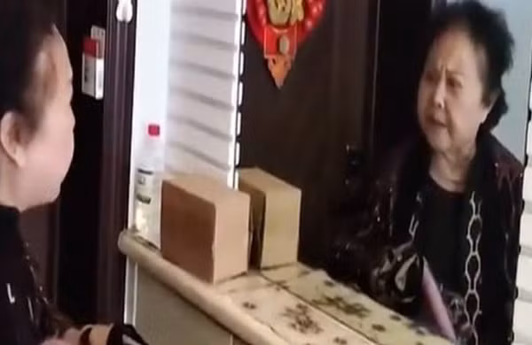 Con gai chay nuoc mat khi me tu danh minh trong guong