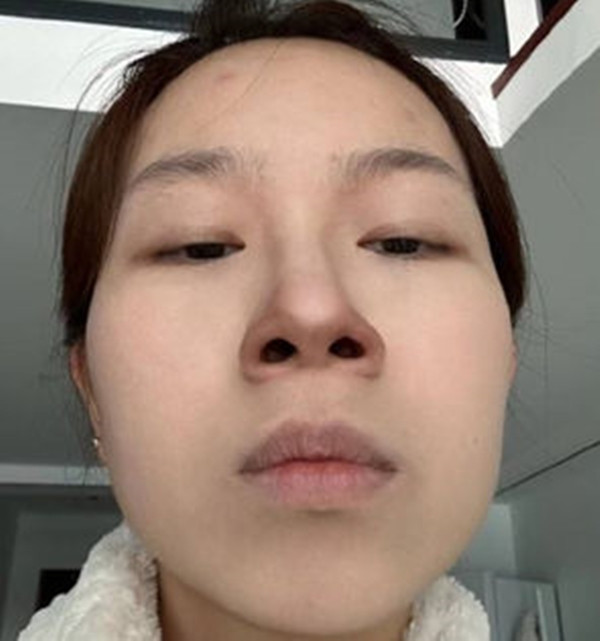 Trang diem ky khi di kham, co gai hoang khi bac si phan benh