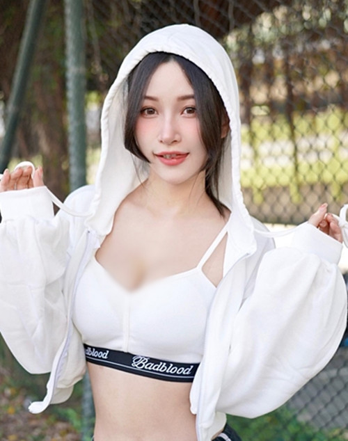 Mới đây, những hình ảnh cô nàng diện đồ tập cực ngắn, hở bạo nơi công cộng đã khiến không ít người bàn tán, bình luận.