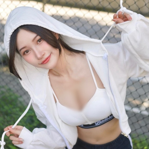 Trong khi một bộ phận khen ngợi nhan sắc và vóc dáng nổi bật của Trương Trương thì cũng không ít người chỉ trích cô nàng ăn mặc hở hang bất chấp.