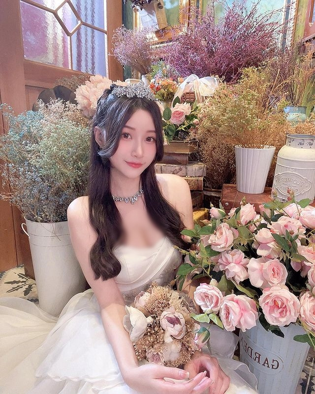 Cô nàng thường xuyên khoe ảnh xinh đẹp long lanh trên mạng xã hội, gợi cảm mà không phản cảm, rất nịnh mắt.