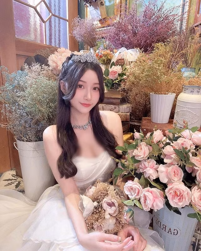 Cô nàng thường xuyên khoe ảnh xinh đẹp long lanh trên mạng xã hội, gợi cảm mà không phản cảm, rất nịnh mắt.