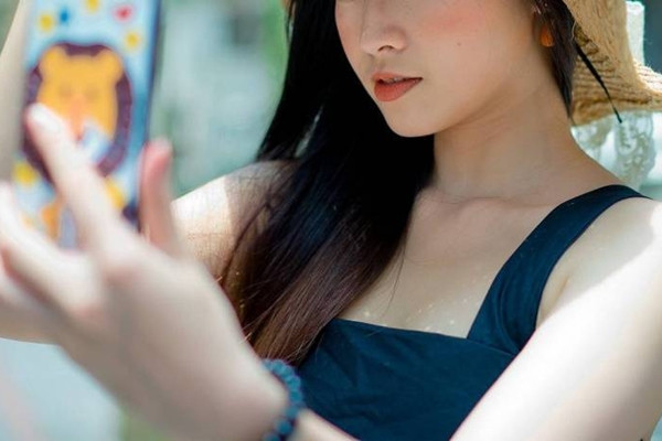 To mo xem dien thoai cua ban trai, co gai goi luon canh sat